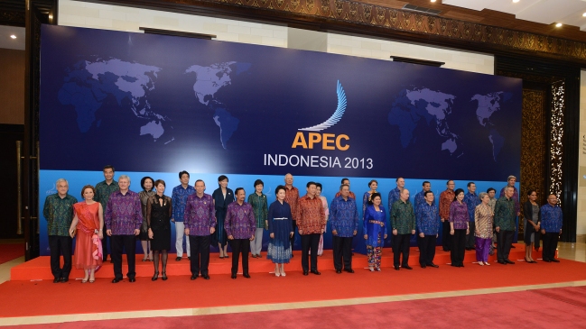 Piñera participa de última jornada de la cumbre APEC en Indonesia