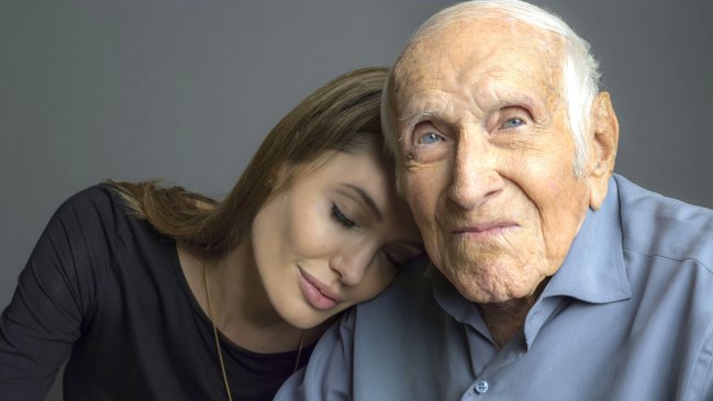 Angelina Jolie posa con Louis Zamperini en la primera imagen de 