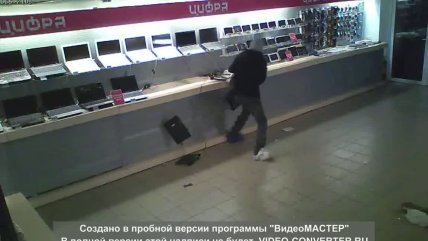   Mira cómo roba el ladrón más tonto del mundo 