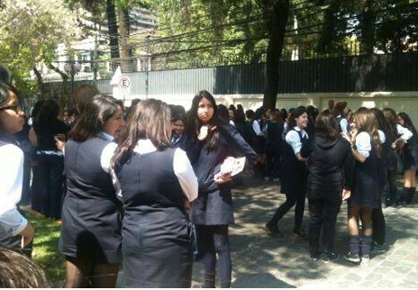 Alumnas del Liceo 7 fueron evacuadas por aviso de bomba en Providencia