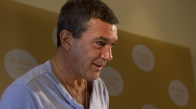 Banderas lanzó perfume y adelantó detalles de la película sobre los 