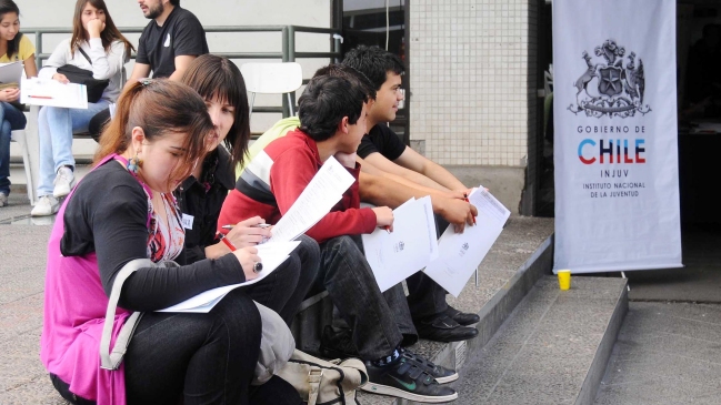 La mitad de los jóvenes chilenos entre 25 y 29 años se declara endeudada