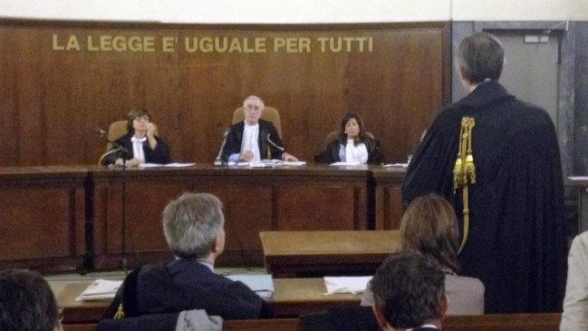 Tribunal redujo a dos años pena de inhabilitación de Berlusconi