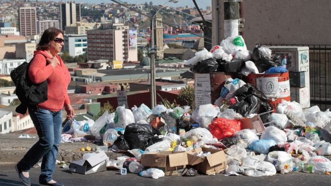 Paro provoca acumulación de 1.500 toneladas de basura en Valparaíso