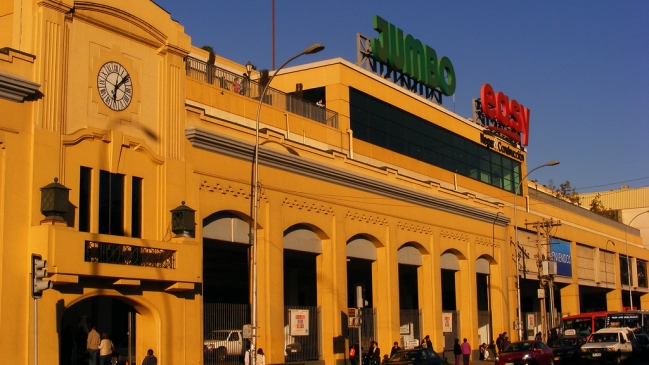 Cencosud indemnizará a conductor por robo de vehículo en estacionamiento