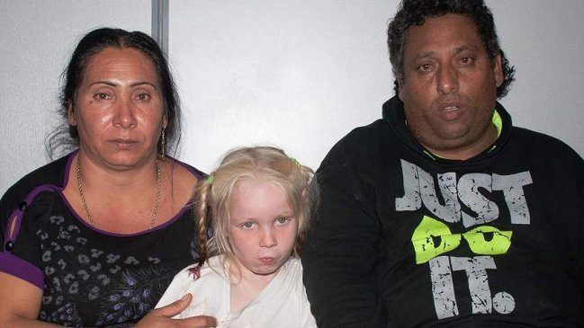 Policía búlgara interrogó a posibles padres de niña rubia que vivía con gitanos