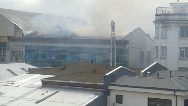 Incendio afecta a Laboratorios Pasteur de Concepción