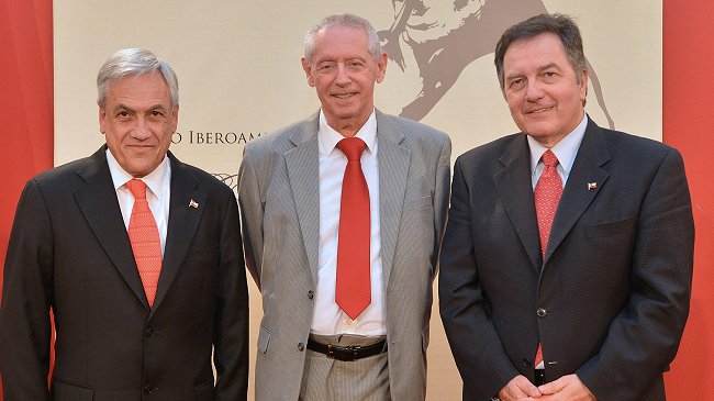 Piñera entregó a poeta cubano el Premio Iberoamericano Pablo Neruda