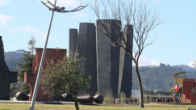 Habitantes de Chiguayante rayaron monumento del 27-F en Concepción