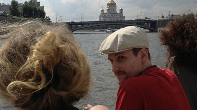 Filtran foto de Snowden paseando en barco por Moscú