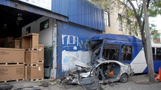 Un muerto y tres heridos dejó choque de auto con bus del Transantiago