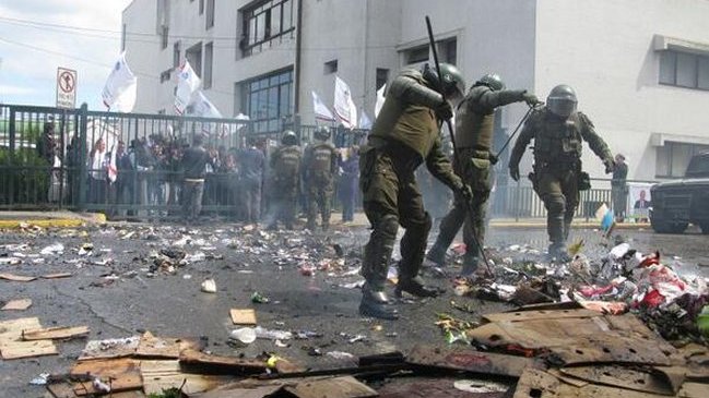 Trabajadores municipales de Valdivia dejaron la basura frente a la Intendencia