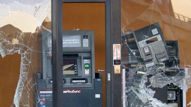 Bombazo afectó a sucursal de BancoEstado en La Reina