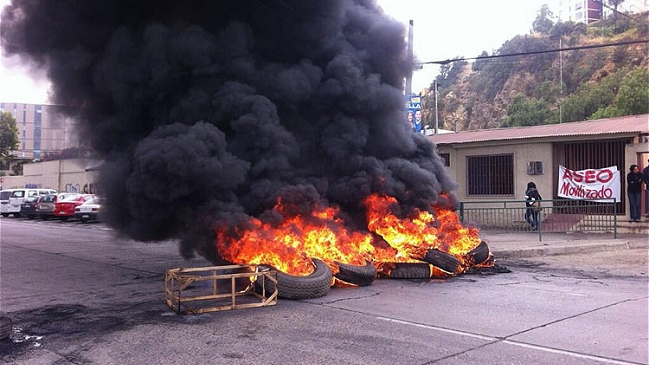 Funcionarios municipales levantaron barricadas en Viña del Mar
