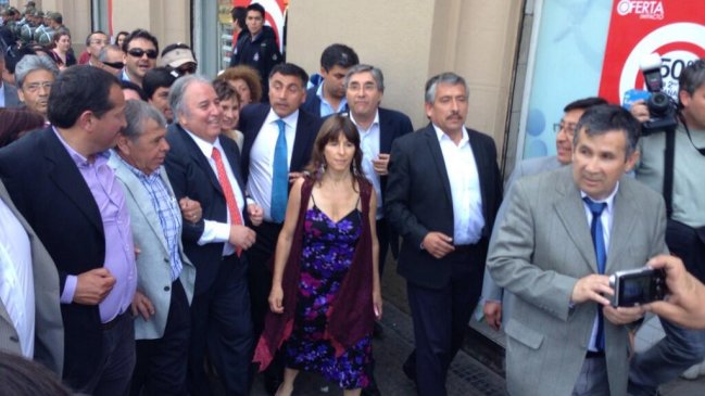 Alcaldes marcharon a La Moneda para pedir solución al paro