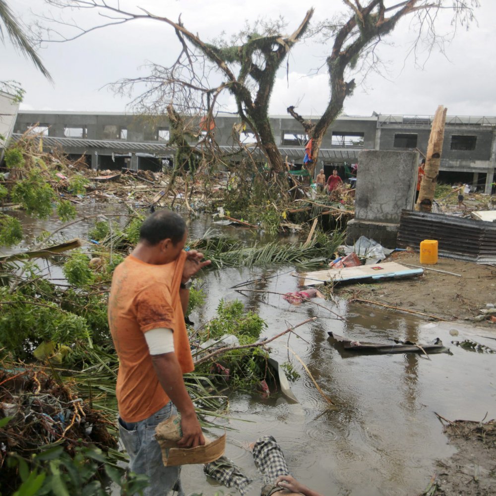 Más de un centenar de muertos tras el paso del tifón Haiyan por Filipinas