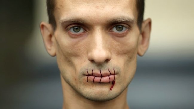 Pintor ruso clavó sus testículos en la Plaza Roja de Moscú