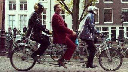   Daft Punk y Will Ferrell paseando en bicicleta por Ámsterdam 