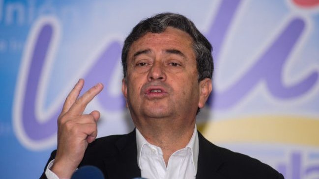 Senador UDI a Carlos Larraín: 