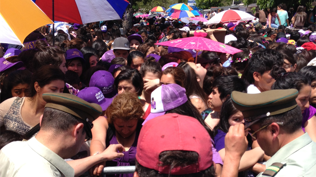 Fanáticas eufóricas esperan en masa a Justin Bieber