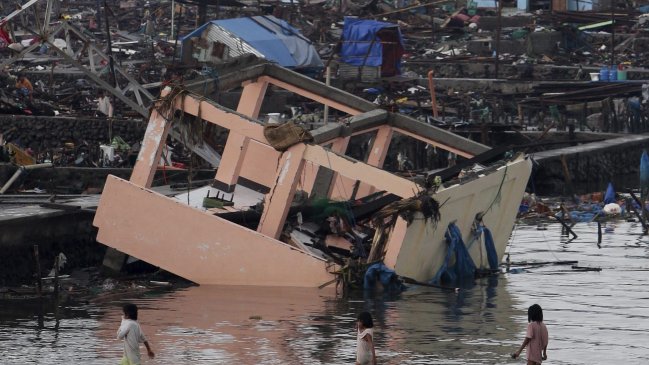 Ministro Moreno: Cinco chilenos no han sido contactados en Filipinas tras tifón