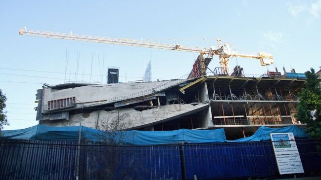 Seremi de Salud inició sumario sanitario por derrumbe en edificio de Vitacura