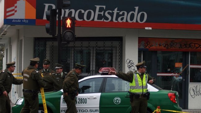 Bombazo destruyó el frontis de sucursal bancaria en Estación Central