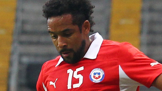 Jean Beausejour suma opciones de ser titular ante Inglaterra