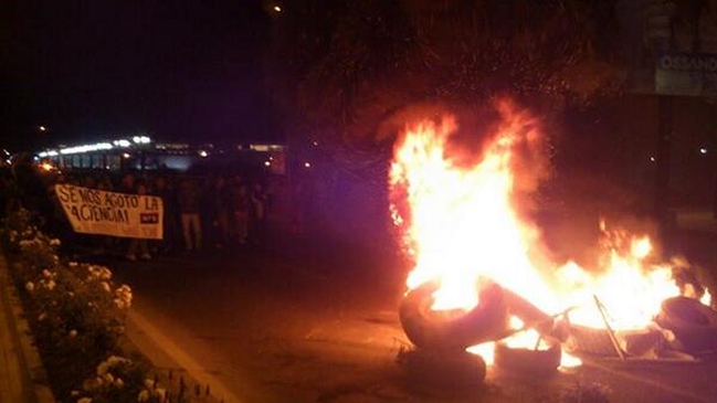 Manifestantes levantaron barricadas en puente nuevo La Dehesa