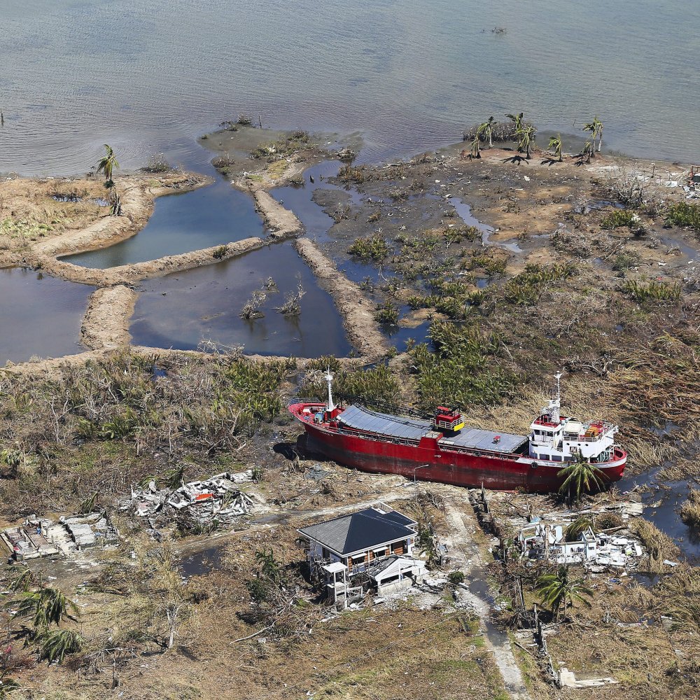 Autoridades elevan a más de 3.600 los muertos por el tifón en Filipinas