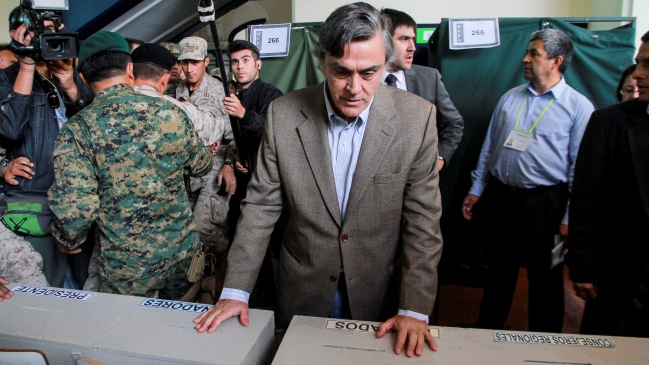 Longueira sorprendió al llegar a votar en Santiago Centro
