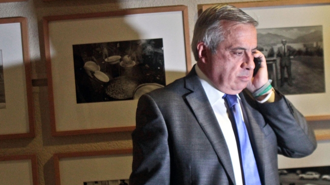 Mañalich enfrenta críticas por venta de bases de licitación para concesión de hospitales