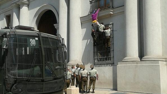 Profesor se encadenó a La Moneda en protesta por falta de recursos
