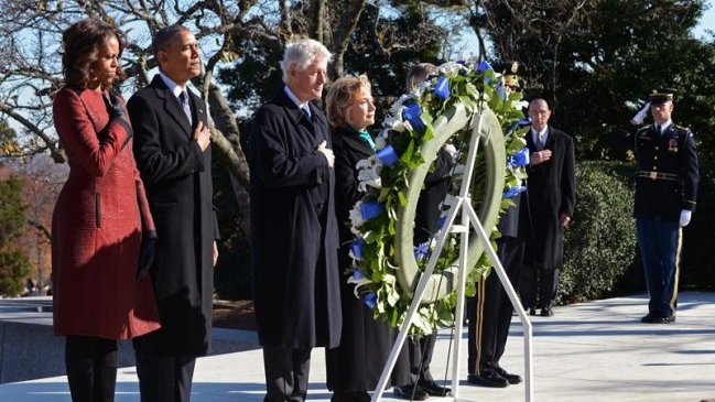 Los Obama y los Clinton homenajearon a Kennedy con ofrenda floral en su tumba