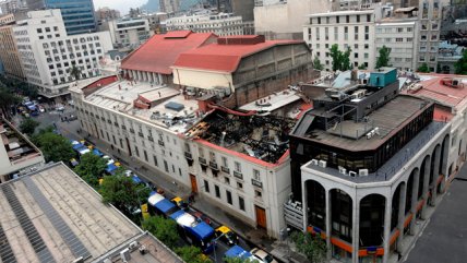   La dura labor de Bomberos para combatir el incendio en el Teatro Municipal 