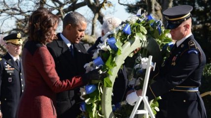 Los Obama y los Clinton homenajearon a Kennedy en su tumba