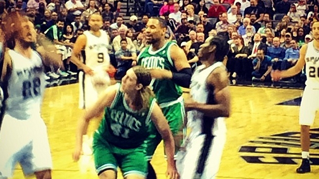 San Antonio Spurs consiguió su octavo triunfo consecutivo a costa de Boston Celtics