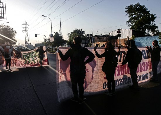 Familiares y compañeros de Juan Pablo Jiménez, dirigente sindical asesinado hace exactamente nueve meses, protestaron este jueves para exigir justicia en el caso: bloquearon la calle Isabel Riquelme en San Joaquín y ocuparon la empresa en que él trabajaba.