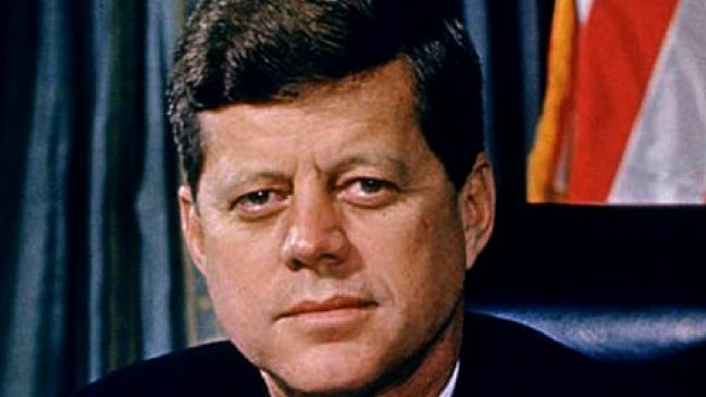 Banderas estadounidenses ondearán hoy a media asta en honor a Kennedy