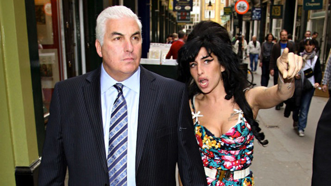 Padre de Amy Winehouse rechaza película biográfica