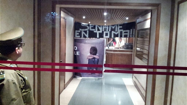 Manifestantes se tomaron sede del Sename exigiendo renuncia del director