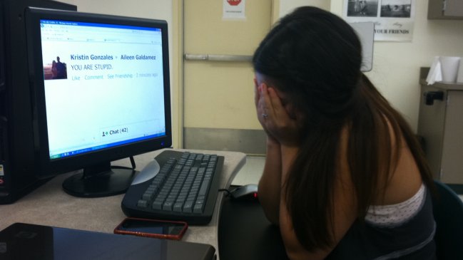 Madre de niña que se suicidó pide que acoso en internet sea delito criminal