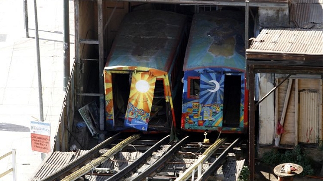 Ascensor del cerro Artillería sufrió desperfecto y se aplazará su reinauguración