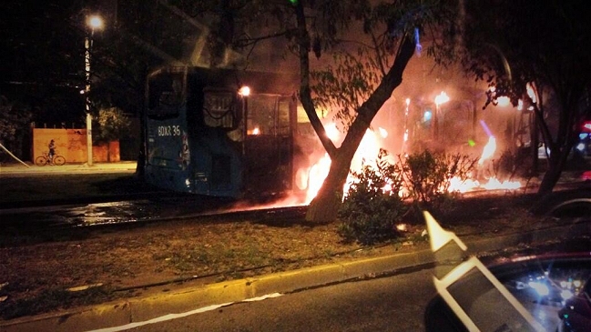 Encapuchados incendiaron bus del Transantiago en Ñuñoa