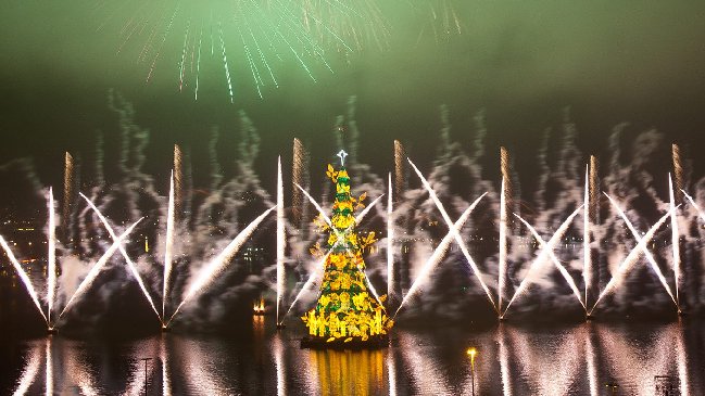 Río de Janeiro tiene el árbol de Navidad flotante más grande del mundo