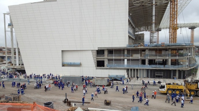 Se reanudan obras en estadio mundialista de Sao Paulo tras fatal accidente