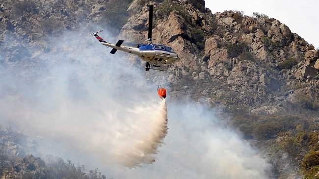 Incendio forestal en el Cajón del Maipo mantiene en vilo a los vecinos