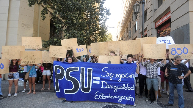 Estudiantes de la UC protestaron contra la PSU frente al Mineduc