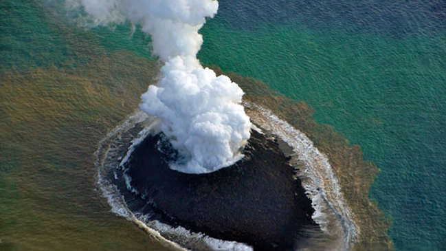 La nueva isla japonesa surgida de un volcán duplicó su tamaño