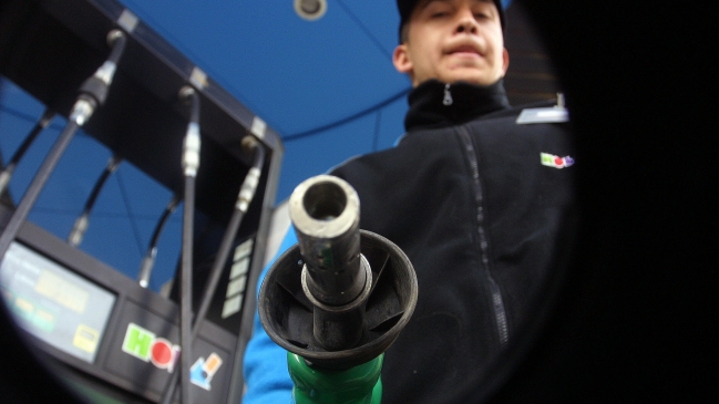Hasta 15 pesos subirán las bencinas este jueves, según ENAP